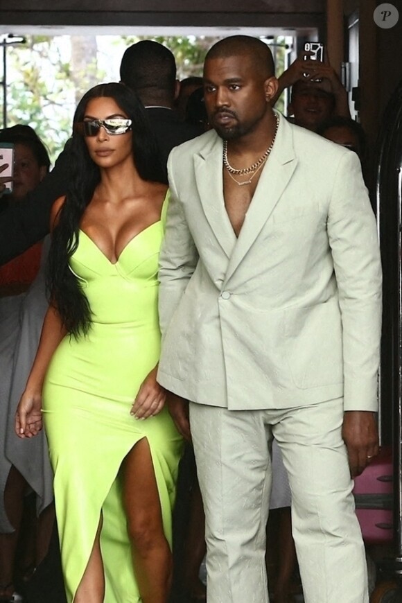 Kim Kardashian et son mari Kanye West arrivent à un mariage privé qui a lieu dans la maison de Versace à Miami le 18 août 2018.