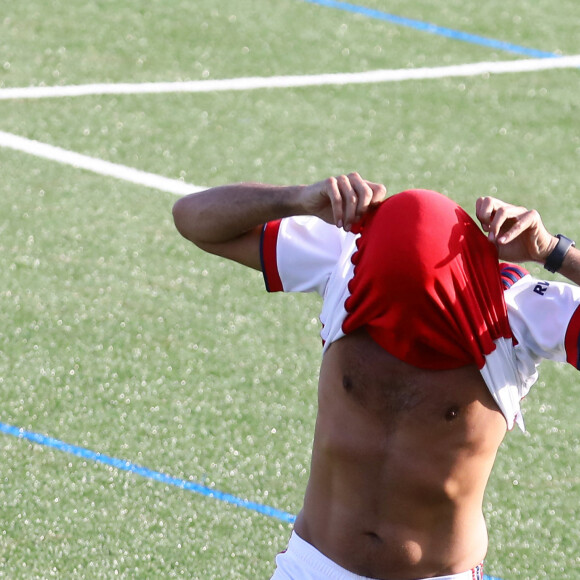 Ary Abittan - Les VIP avaient répondu présent au match amical de football entre amis, organisé par J.C.Darmon, au profit de l'association "Plus fort la vie" au stade Marcel Aubour de Saint-Tropez, Côte d'Azur, le 7 août 2021. L'association vient en aide aux enfants défavorisés et malades. L'équipe d'Arsenal était en rouge et l'équipe de la Juventus en noir et blanc. © Dominique Jacovides/Bestimage