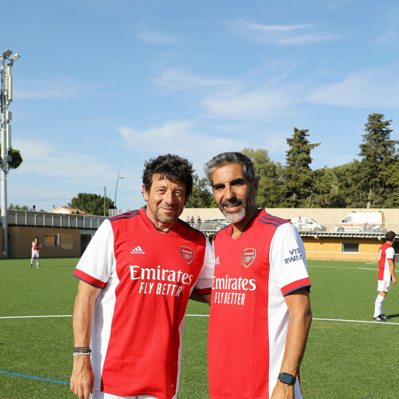 Patrick Bruel, Ary Abittan - Les VIP avaient répondu présent au match amical de football entre amis, organisé par J.C.Darmon, au profit de l'association "Plus fort la vie" au stade Marcel Aubour de Saint-Tropez, Côte d'Azur, le 7 août 2021. L'association vient en aide aux enfants défavorisés et malades. L'équipe d'Arsenal était en rouge et l'équipe de la Juventus en noir et blanc. © Dominique Jacovides/Bestimage