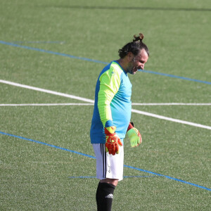 Michaël Youn et son enfant - Les VIP avaient répondu présent au match amical de football entre amis, organisé par J.C.Darmon, au profit de l'association "Plus fort la vie" au stade Marcel Aubour de Saint-Tropez, Côte d'Azur, le 7 août 2021.. © Dominique Jacovides/Bestimage