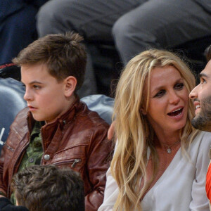 Britney Spears avec ses deux enfants Sean et Jayden, et son compagnon Sam Asghari assistent à un match de basket à Los Angeles le 29 novembre 2017.