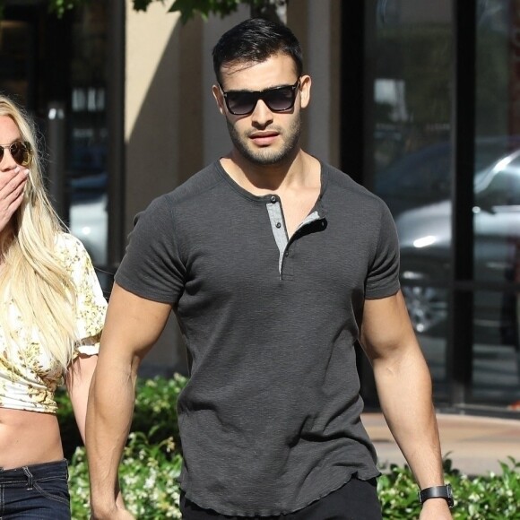 Britney Spears, souriante et rayonnante, se balade main dans la main avec son compagnon Sam Asghari à Camarillo en Californie. Britney est accompagnée de son garde du corps. Le 17 mai 2019 