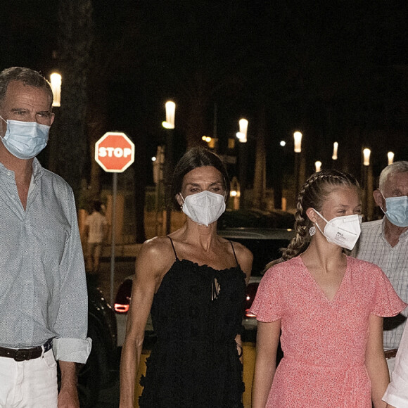 Le roi Felipe VI et la reine Letizia d'Espagne, l'infante Sofia, la princesse Leonor et la reine Sofia, à la sortie du restaurant "Ola de Mar" à Majorque, le 7 août 2021.