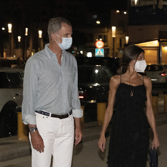 Le roi Felipe VI et la reine Letizia d'Espagne, à la sortie du restaurant "Ola de Mar" à Majorque, le 7 août 2021.