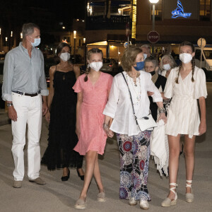 Le roi Felipe VI et la reine Letizia d'Espagne, l'infante Sofia, la princesse Leonor et la reine Sofia, à la sortie du restaurant "Ola de Mar" à Majorque.