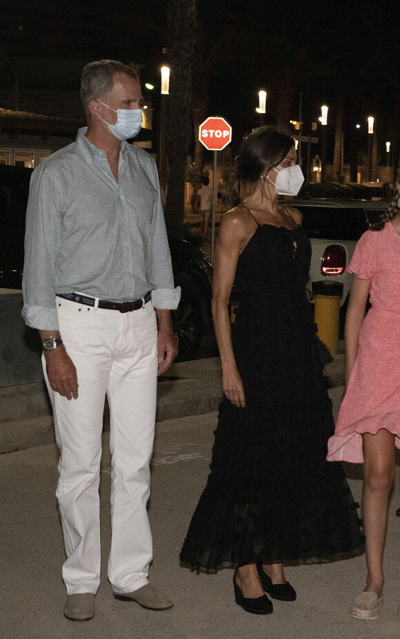 Le roi Felipe VI et la reine Letizia d'Espagne, l'infante Sofia, la princesse Leonor et la reine Sofia, à la sortie du restaurant "Ola de Mar" à Majorque, le 7 août 2021.