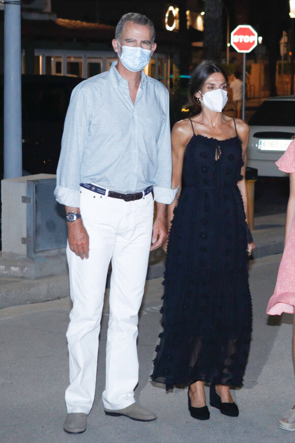 Le roi Felipe VI et la reine Letizia d'Espagne, à la sortie du restaurant "Ola de Mar" à Majorque, le 7 août 2021.