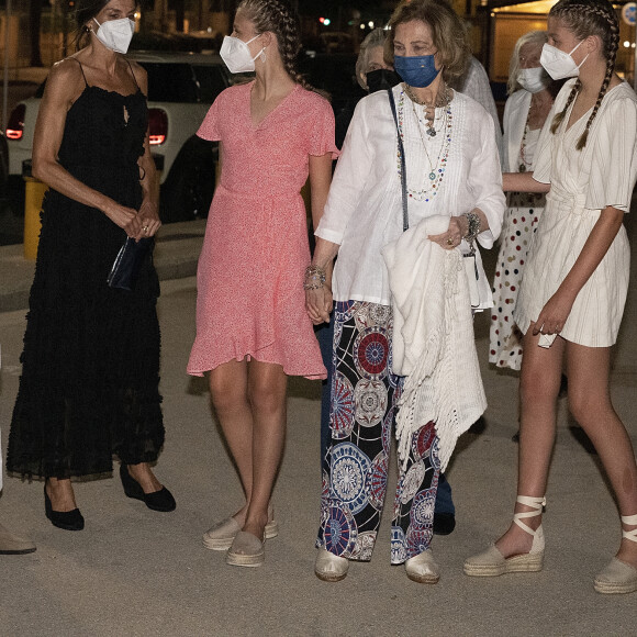 Le roi Felipe VI et la reine Letizia d'Espagne, l'infante Sofia, la princesse Leonor et la reine Sofia, à la sortie du restaurant "Ola de Mar" à Majorque, le 7 août 2021.