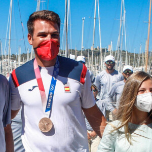 Le roi Felipe VI et la reine Letizia d'Espagne, la princesse Leonor et l'infante Sofia d'Espagne lors de l'hommage au médaillé olympique Joan Cardona à Majorque, le 7 août 2021.