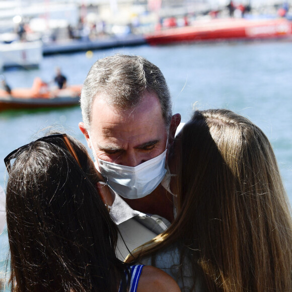 Le roi Felipe VI et la reine Letizia d'Espagne, la princesse Leonor et l'infante Sofia d'Espagne lors de l'hommage au médaillé olympique Joan Cardona à Majorque, le 7 août 2021.