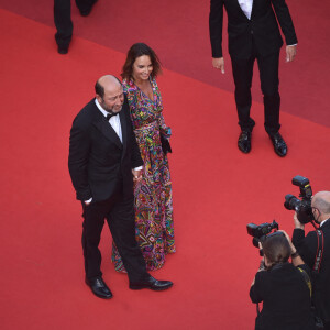 Kad Merad et sa compagne Julia Vignali - Montée des marches du film " OSS 117 : Alerte rouge en Afrique Noire " lors du 74ème Festival International du Film de Cannes. Le 17 juillet 2021.