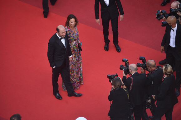Kad Merad et sa compagne Julia Vignali - Montée des marches du film " OSS 117 : Alerte rouge en Afrique Noire " lors du 74ème Festival International du Film de Cannes. Le 17 juillet 2021.