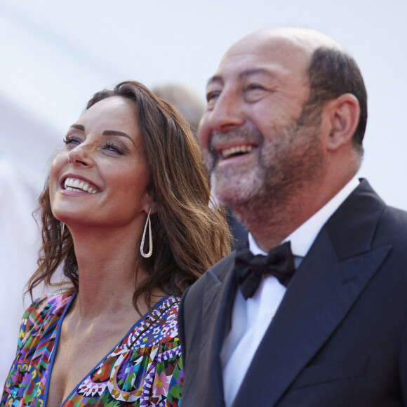 Kad Merad et sa compagne Julia Vignali - Montée des marches du film " OSS 117 : Alerte rouge en Afrique Noire " lors du 74ème Festival International du Film de Cannes. © Borde-Jacovides-Moreau / Bestimage