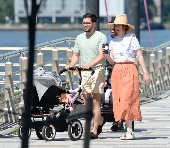 Exclusif - Kit Harrington et sa femme Rose Leslie se promènent avec leur fils de cinq mois le long de l'Hudson River à New York, le 31 juillet 2021.