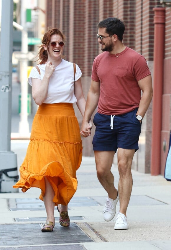 Exclusif - Kit Harington et sa femme Rose Leslie main dans la main lors d'une promenade romantique dans le centre-ville de Manhattan à New York. Le 6 juillet 2021.
