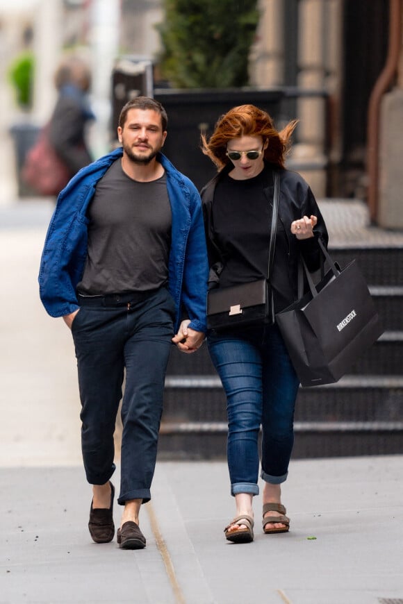 Exclusif - Kit Harington et sa femme Leslie Rose font du shopping à New York. Le 30 avril 2021.