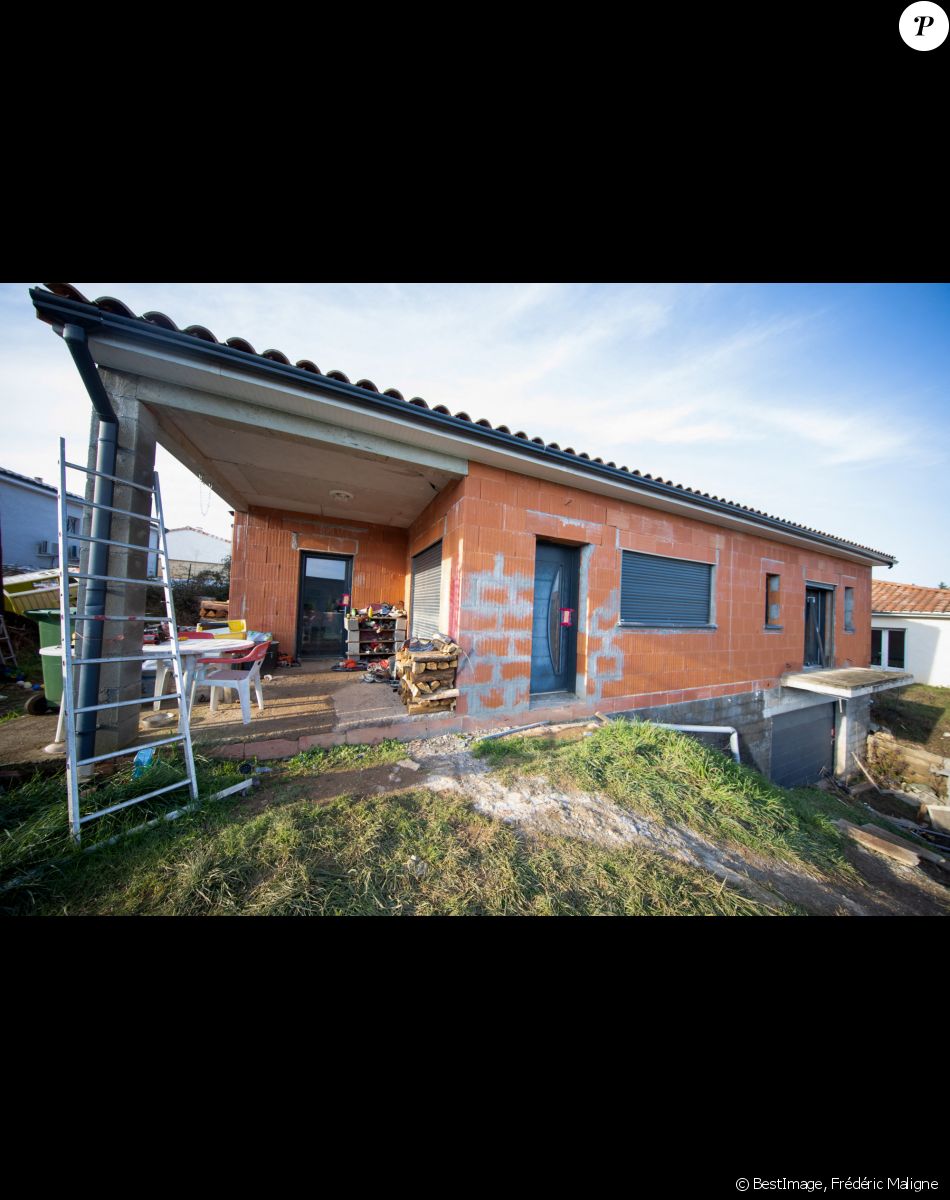 La maison en construction de Delphine Jubillar (Aussaguel) , disparue sans laisser de traces depuis le 16 décembre 2020 à Cagnac les Mines dans le Tarn. Un gendarme et une équipe du service des eaux ont mené des investigations pour chercher des traces dans le réseau raccordé à la maison. Le 7 janvier 2021 © Frédéric Maligne / Bestimage