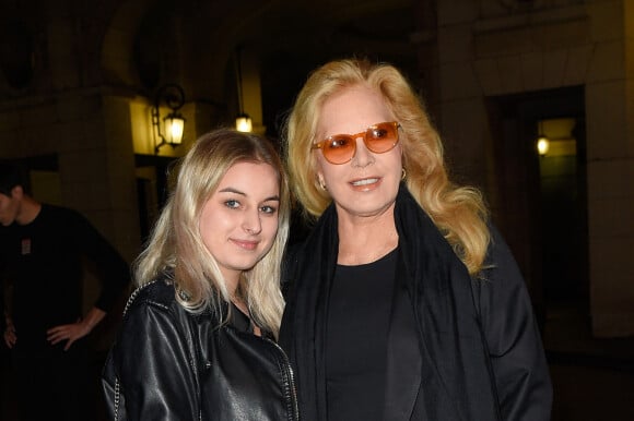 Sylvie Vartan avec sa fille Darina Scotti-Vartan à la générale de la pièce "La Vraie Vie" au théâtre Edouard 7 à Paris © Guirec Coadic/Bestimage