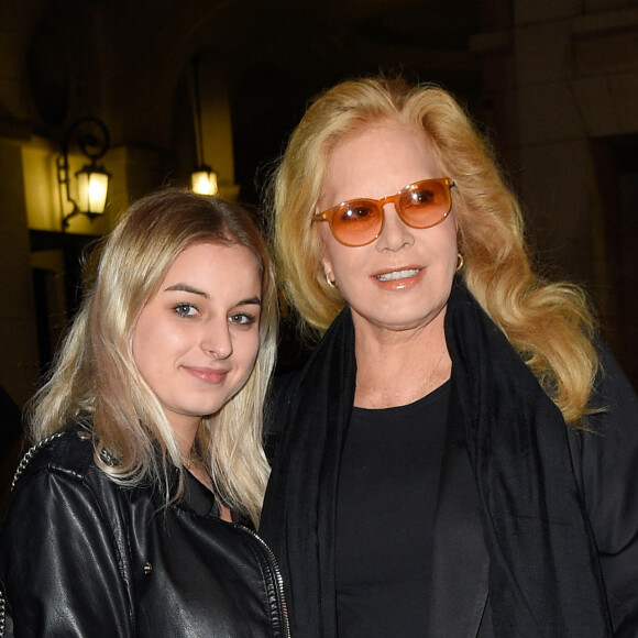 Sylvie Vartan avec sa fille Darina Scotti-Vartan à la générale de la pièce "La Vraie Vie" au théâtre Edouard 7 à Paris © Guirec Coadic/Bestimage