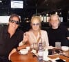 Sylvie Vartan, son mari Tony Scotti (à gauche) et leur ami Kyle déjeunent à Hollywood.