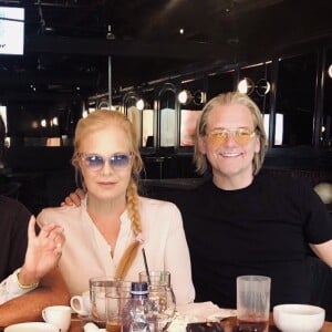 Sylvie Vartan, son mari Tony Scotti (à gauche) et leur ami Kyle déjeunent à Hollywood.