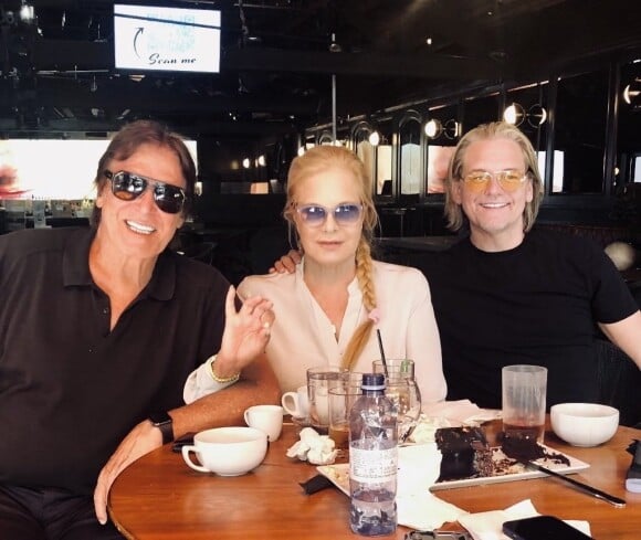 Sylvie Vartan, son mari Tony Scotti (à gauche) et leur ami Kyle déjeunent à Hollywood.