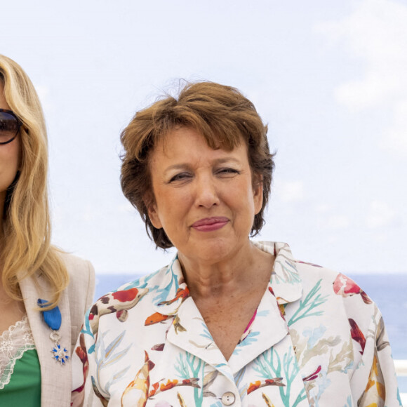 Exclusif - Virginie Efira reçoit les insignes de Chevalier des Arts et des Lettres des mains de Roselyne Bachelot sur la terrasse Albane lors du 74ème festival international du film de Cannes le 11 juillet 2021 Virginie Efira est venue présenter le film "Benedetta" de Paul.Verhoeven. © Borde / Jacovides / Moreau / Bestimage 