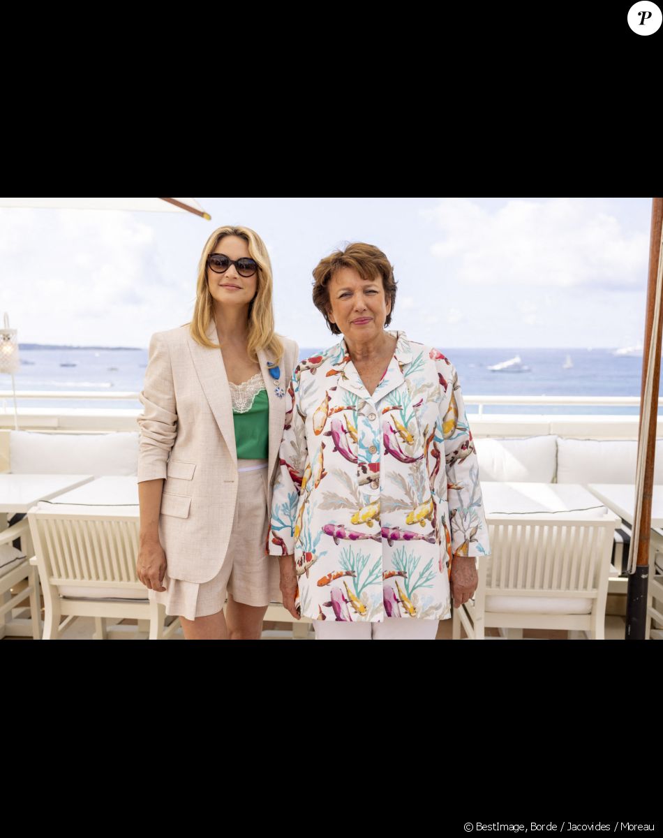 Exclusif - Virginie Efira reçoit les insignes de Chevalier des Arts et des Lettres des mains de Roselyne Bachelot sur la terrasse Albane lors du 74ème festival international du film de Cannes le 11 juillet 2021 Virginie Efira est venue présenter le film "Benedetta" de Paul.Verhoeven. © Borde / Jacovides / Moreau / Bestimage