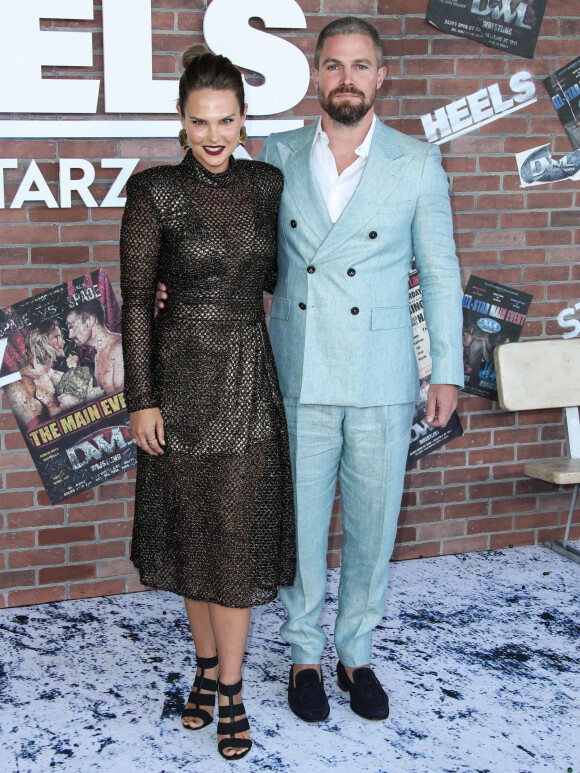 Stephen Amell et son épouse Cassandra Jean Amell à l'avant-première de la nouvelle série "Heels" à Los Angeles, le 10 août 2021.