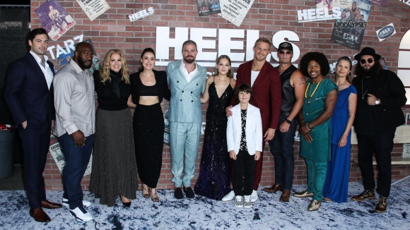 Trey Tucker, James Harrison, Mary McCormack, Alison Luff, Stephen Amell, Kelli Berglund et Roxton Garc à l'avant-première de la nouvelle série "Heels" à Los Angeles, le 10 août 2021.