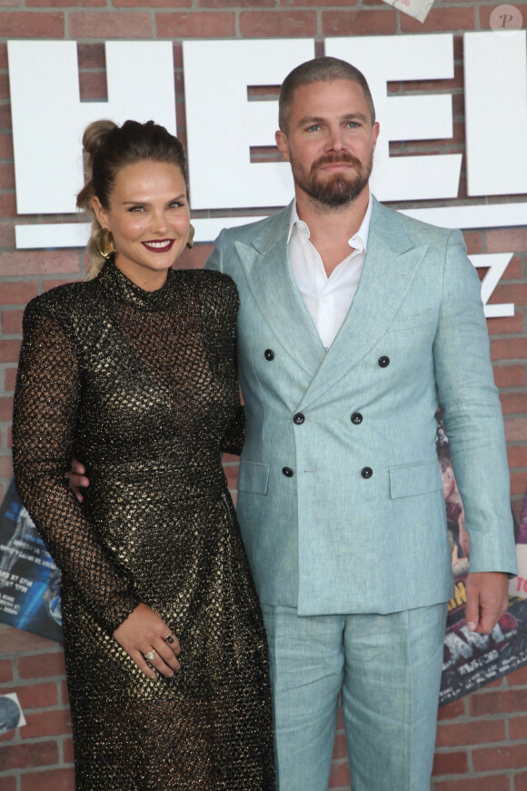 Stephen Amell et son épouse Cassandra Jean Amell à l'avant-première de la nouvelle série "Heels" à Los Angeles, le 10 août 2021.