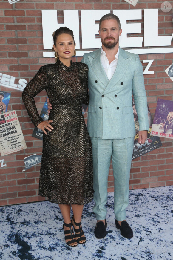 Stephen Amell et son épouse Cassandra Jean Amell à l'avant-première de la nouvelle série "Heels" à Los Angeles, le 10 août 2021.