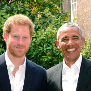 Barack Obama pose avec le prince Harry après un meeting au Kensington Palace le 27 mai 2017