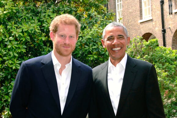 Barack Obama pose avec le prince Harry après un meeting au Kensington Palace le 27 mai 2017
