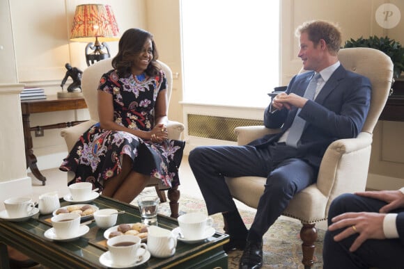 Le prince Harry d'Angleterre reçoit la première dame des Etats-Unis Michelle Obama pour prendre le thé et discuter de l'opération "Let Girls Learn" et venir en soutien aux vétérans au palais de Kensington à Londres, le 16 juin 2015.