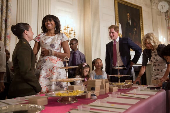 Le prince Harry à la Maison Blanche en 2013 en compagnie de Michelle Obama et Jill Biden.