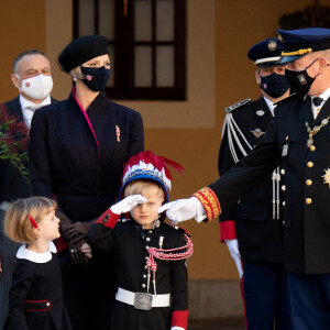 La princesse Charlène de Monaco, la princesse Gabriella de Monaco, comtesse de Carladès, le prince Jacques de Monaco, marquis des Baux, le prince Albert II de Monaco, la princesse Caroline de Hanovre - La famille princière assiste à une cérémonie de remise de médaille dans la cours du Palais de Monaco lors de la Fête Nationale 2020 de la principauté de Monaco le 19 novembre 2020. © David Nivière / Pool / Bestimage