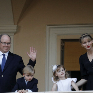 Le prince Albert II de Monaco, la princesse Charlène et leurs enfants le prince Jacques et la princesse Gabriella - La famille princière de Monaco assiste au feu de la Saint Jean dans la cours du palais princier à Monaco le 23 juin 2020. La soirée est animée par le groupe folklorique "La Palladienne". © Dylan Meiffret / Nice Matin / Bestimage