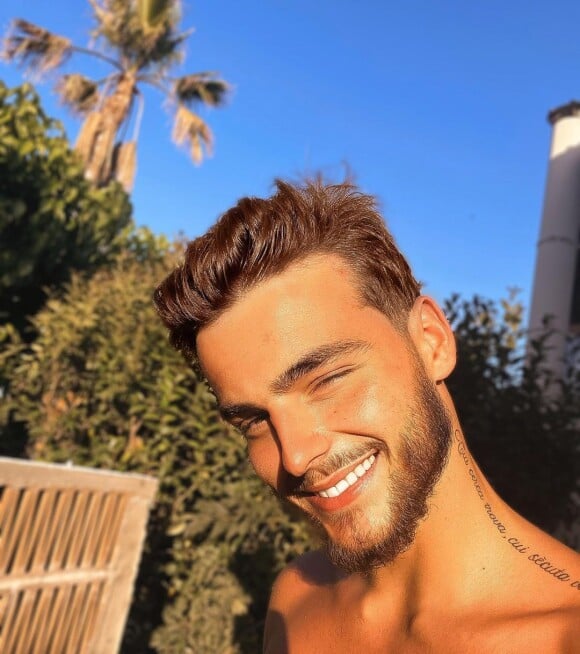 Simon Castaldi souriant sur Instagram, le 21 juin 2021