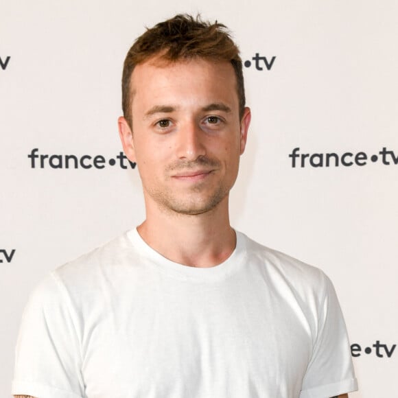 Hugo Clément au photocall de la conférence de presse de France 2 au théâtre Marigny à Paris. © Coadic Guirec / Bestimage