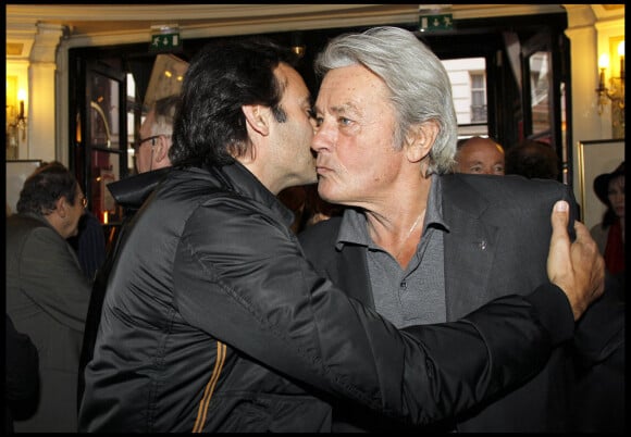 Anthony Delon et son père Alain Delon - Hommage à jean-Claude Brialy au Théâtre des bouffes parisiens.