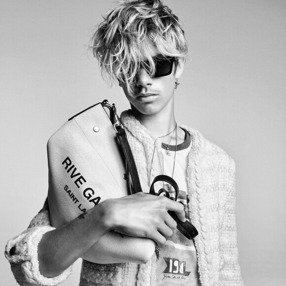 Anthony Vaccarello a dévoilé la nouvelle collection denim "Saint Laurent" avec des photos en noir et blanc. Le 27 juin 2021