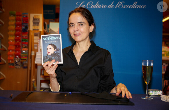 Exclusif - Amélie Nothomb dédicace son livre "Les Aérostats" à la librairie Lamartine à Paris le 6 octobre 2020. © Panoramic / Bestimage