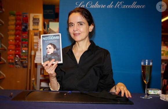 Exclusif - Amélie Nothomb dédicace son livre "Les Aérostats" à la librairie Lamartine à Paris le 6 octobre 2020. © Panoramic / Bestimage