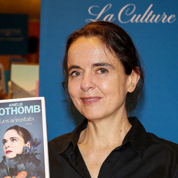 Exclusif - Amélie Nothomb dédicace son livre "Les Aérostats" à la librairie Lamartine à Paris le 6 octobre 2020. © Panoramic / Bestimage