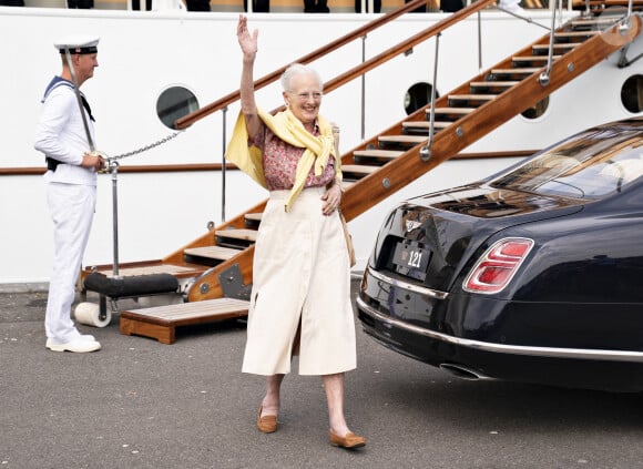 La reine Margrethe II de Danemark arrive à Aalborg à bord du navire royal Dannebrog, le 26 juillet 2021. Le yacht royal danois Dannebrog navigue à nouveau, après des problèmes de moteur plus tôt en juillet.