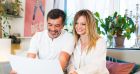 Stéphane Plaza et sa nouvelle recrue Carole Carat dans un nouveau numéro de "Maison à vendre" sur M6.