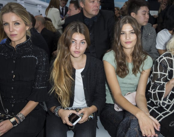 Annabelle Wallis, Thylane Blondeau et Alma Jodorowsky - Défilé "Chanel", collection prêt-à-porter printemps-été 2016, au Grand Palais à Paris. Le 6 Octobre 2015.