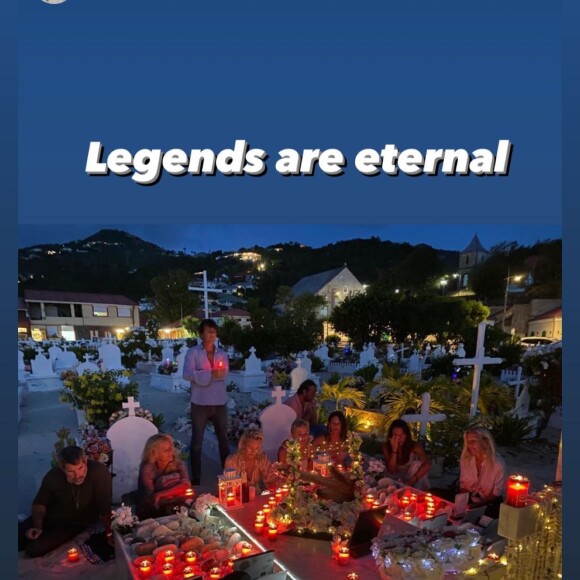 Laeticia Hallyday et Jalil Lespert se recueillent sur la tombe de Johnny sur l'île de Saint-Barthélémy, le 18 août 2021 sur Instagram.