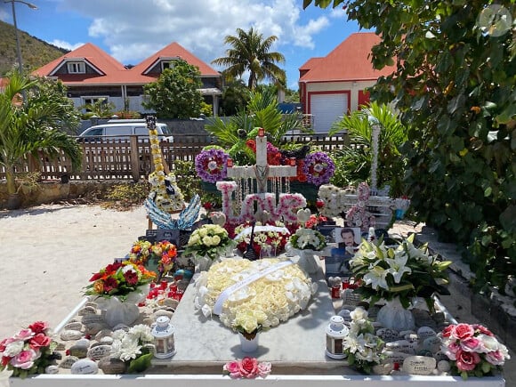 Exclusif - La tombe de Johnny Hallyday a été complètement néttoyée et redécorée à l'occasion du 77 ème anniversaire du chanteur au cimetière de Lorient à Saint-Barthélemy le 15 juin 2020 